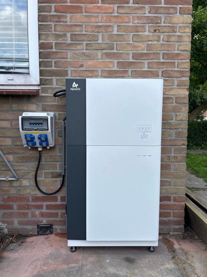 Thuisbatterij aan de buitenmuur van een woning