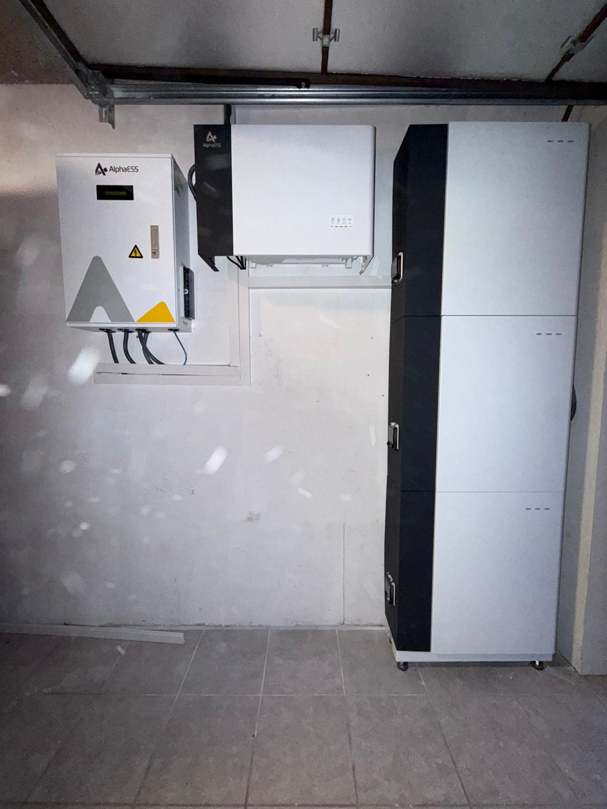 Batterijsysteem met omvormer in een garage