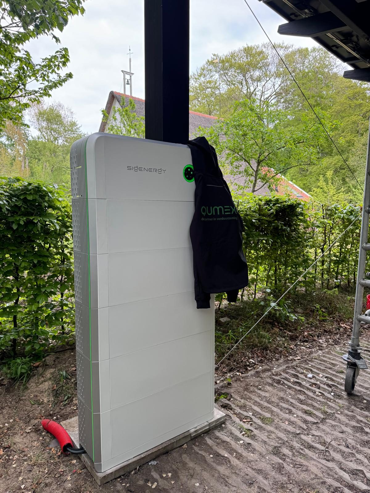 Sigenergy thuisbatterij onder een carport, geïnstalleerd door Qumex