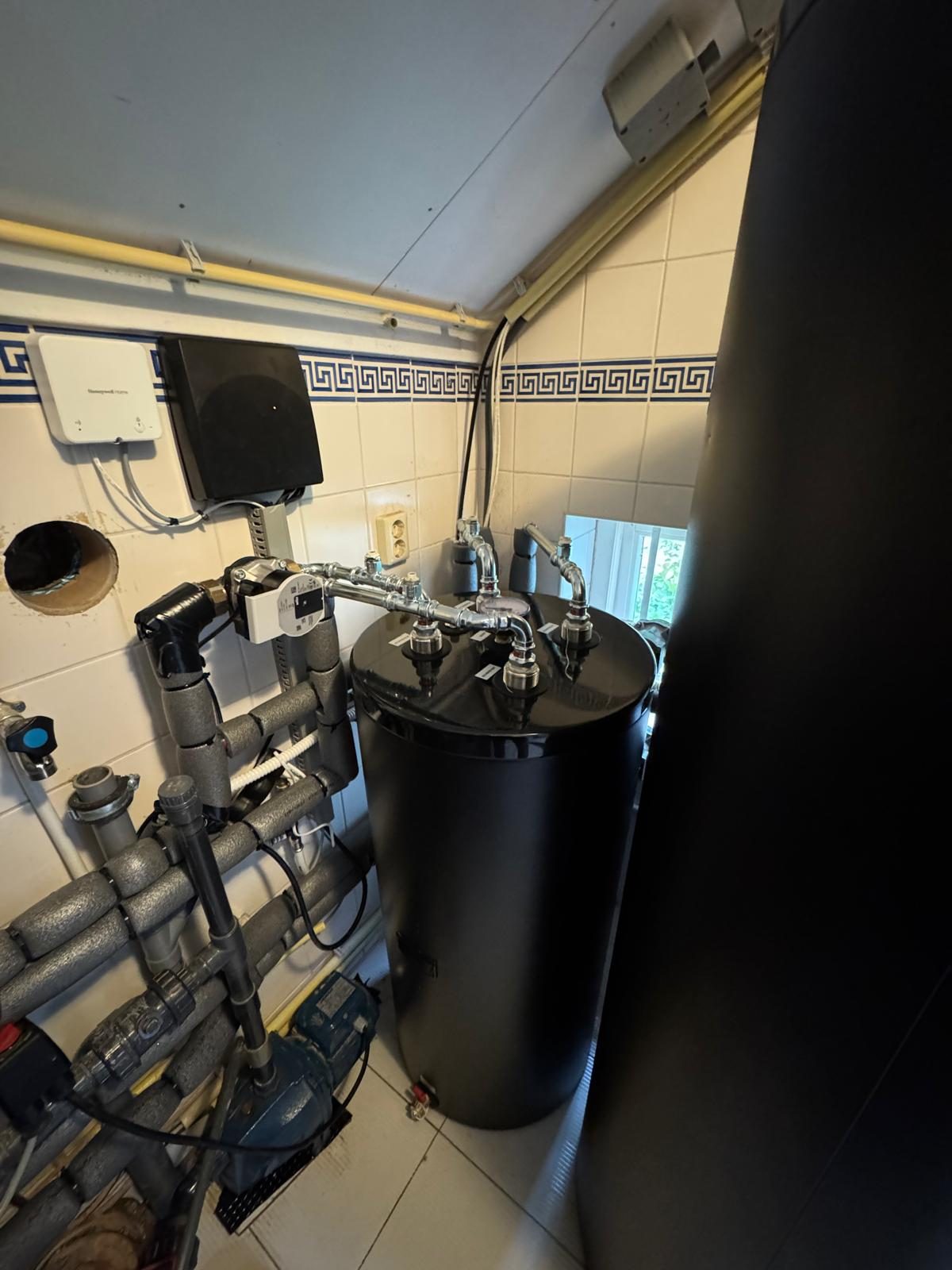 Boiler en leidingwerk in een technische ruimte