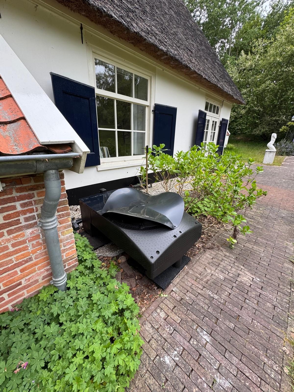 Weheat warmtepomp bij een rietgedekte woning