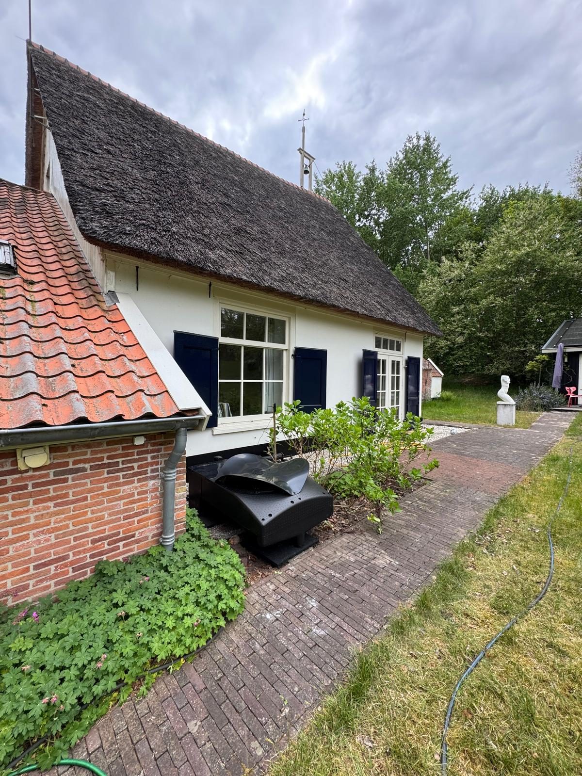 Rietgedekte woning met een Weheat warmtepomp, geïnstalleerd door Qumex