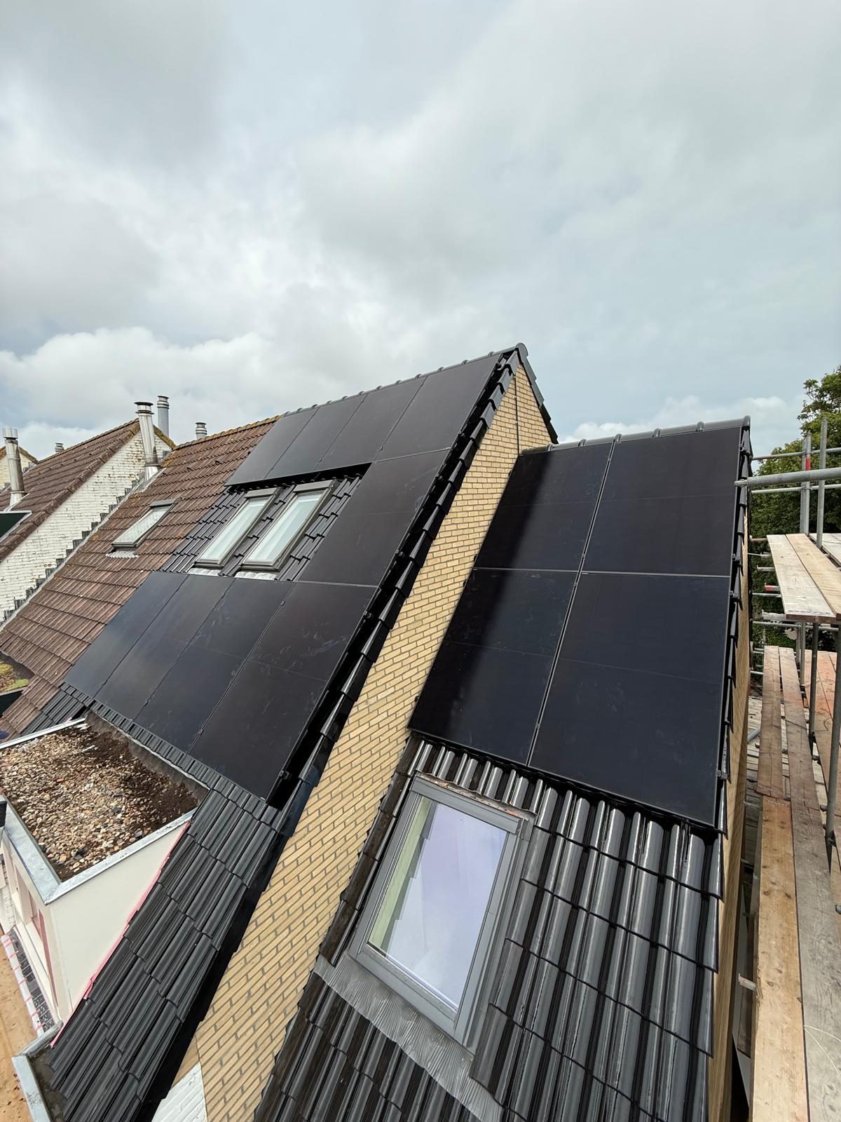 Full-black zonnepanelen op een hellend dak met dakramen